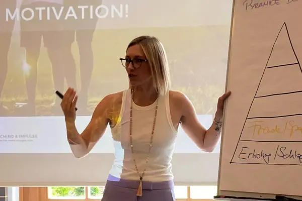 Ladies Leadership Travemünde Eine Frau steht vor einem Bildschirm.