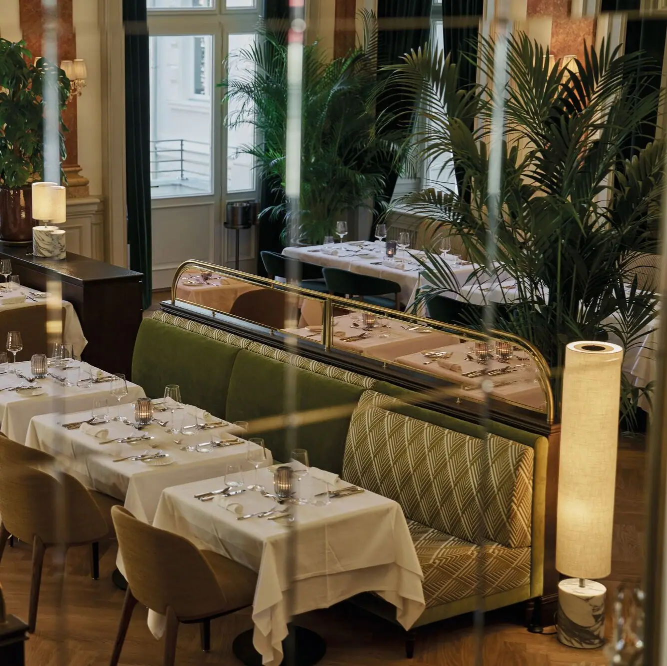 Blick in die Zukunft, tauche in die Vergangenheit Ein Blick in eine Spiegelfliese, gedeckte Tische, historisches Interieur