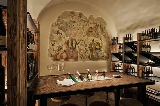 Weinkeller mit einem Tisch und Weingläsern