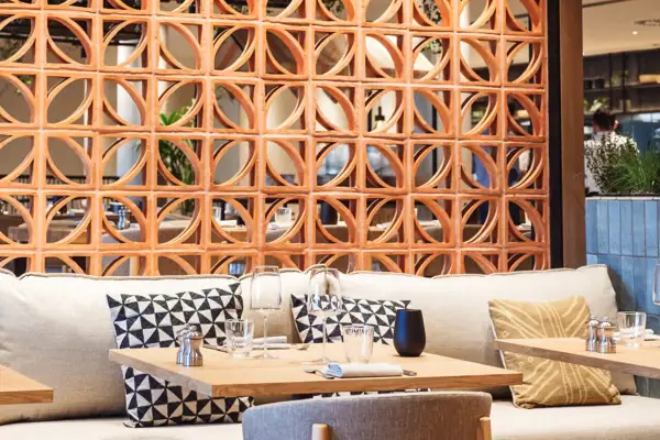 Ein Tisch und Stühle in einem Restaurant.