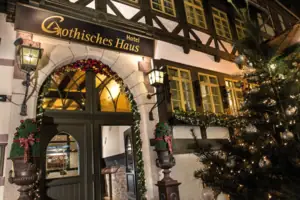 Eingang A-ROSA Gothisches Haus Ein Gebäude mit einem Weihnachtsbaum.