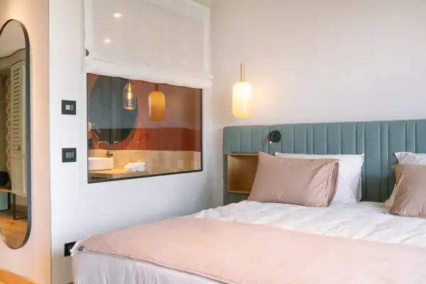 Modernes Zimmer im A-ROSA Gardasee Stilvolles Doppelzimmer mit eleganter Einrichtung und Blick ins Grüne im A-ROSA Gardasee