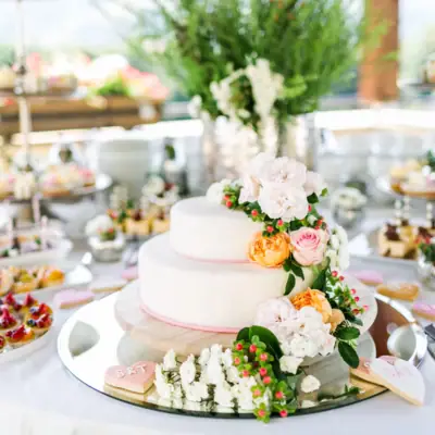Hochzeitstorte mit Blumen auf einem Tisch