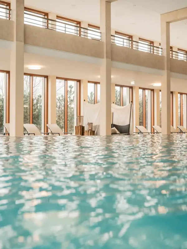 Pool mit Stühlen in der Mitte