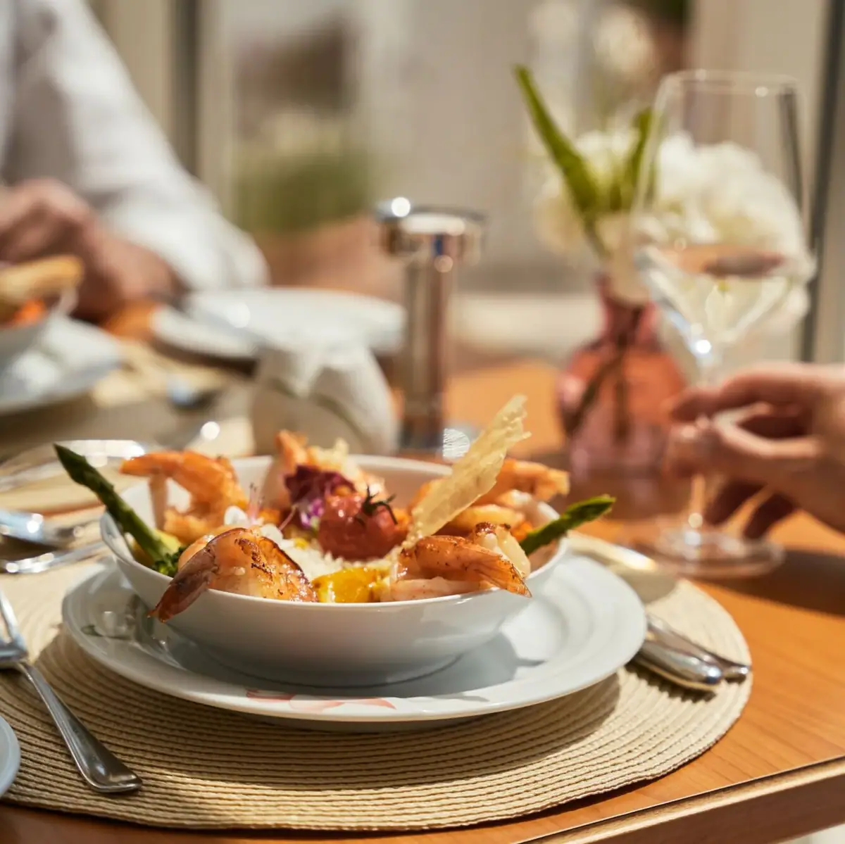 Schüssel mit Garnelen auf einem Teller