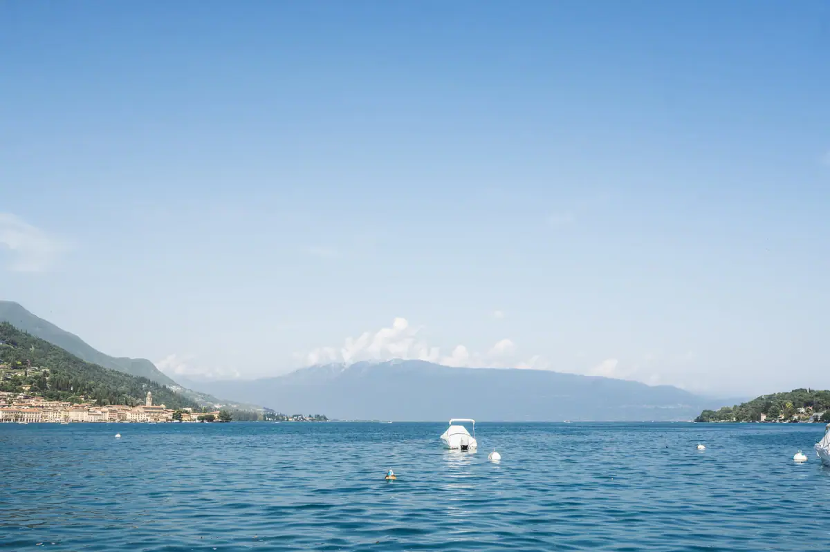 Blick auf den Gardasse Ein Boot auf dem Wasser.