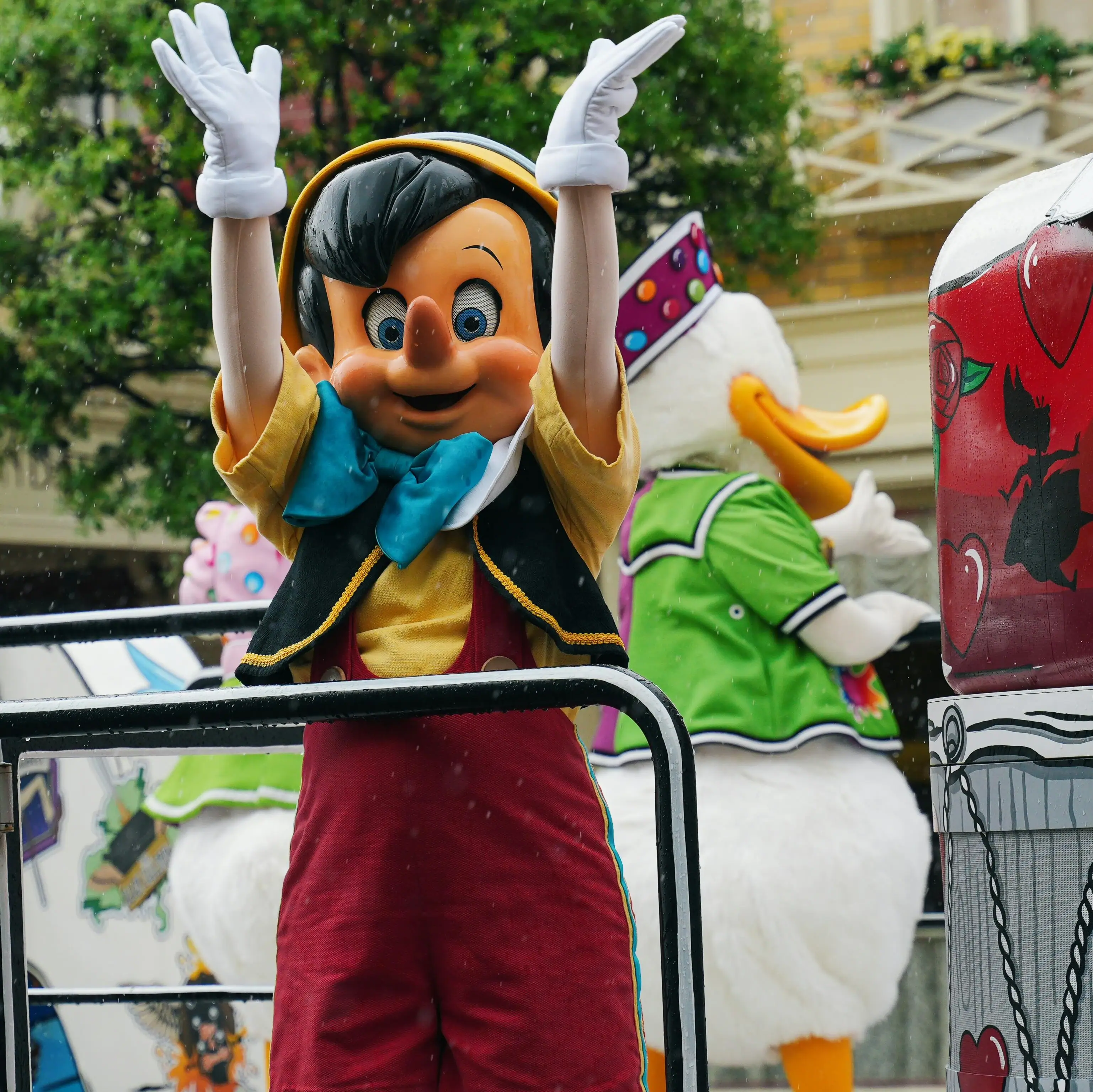 Freizeitpark Eine Person in Kleidung steht auf einem Geländer.