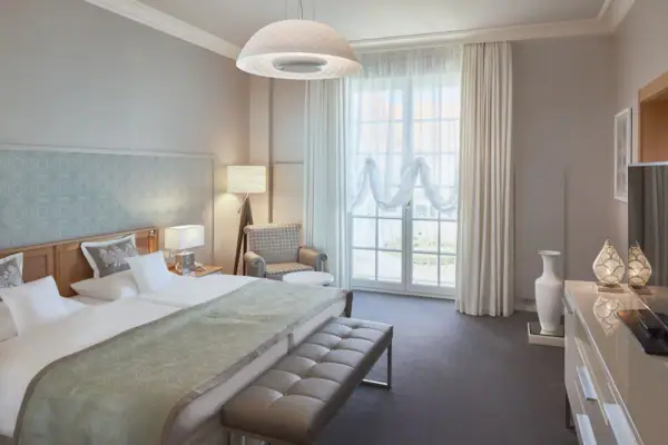 Zimmer Schlafzimmer mit Bett und Bank