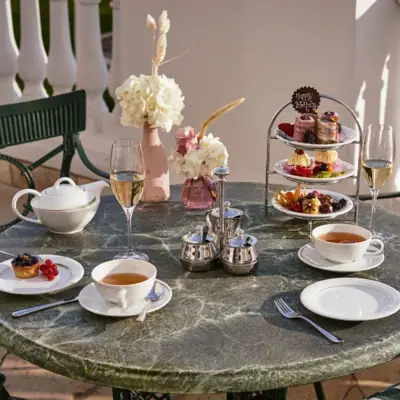 Ein Tisch mit Speisen und Getränken.