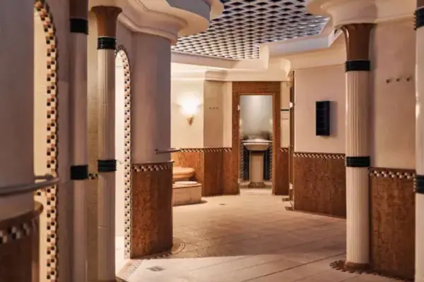 Ein Raum mit Säulen und einem Waschbecken.