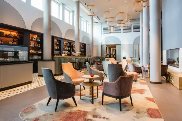 Bar auf Sylt Ein Raum mit Stühlen und Tischen.