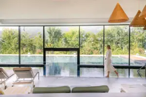 Wellnessbereich Eine Frau geht in einem Pool.