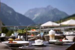 Frühstück Ein Tisch mit Tellern, Speisen und Getränken.