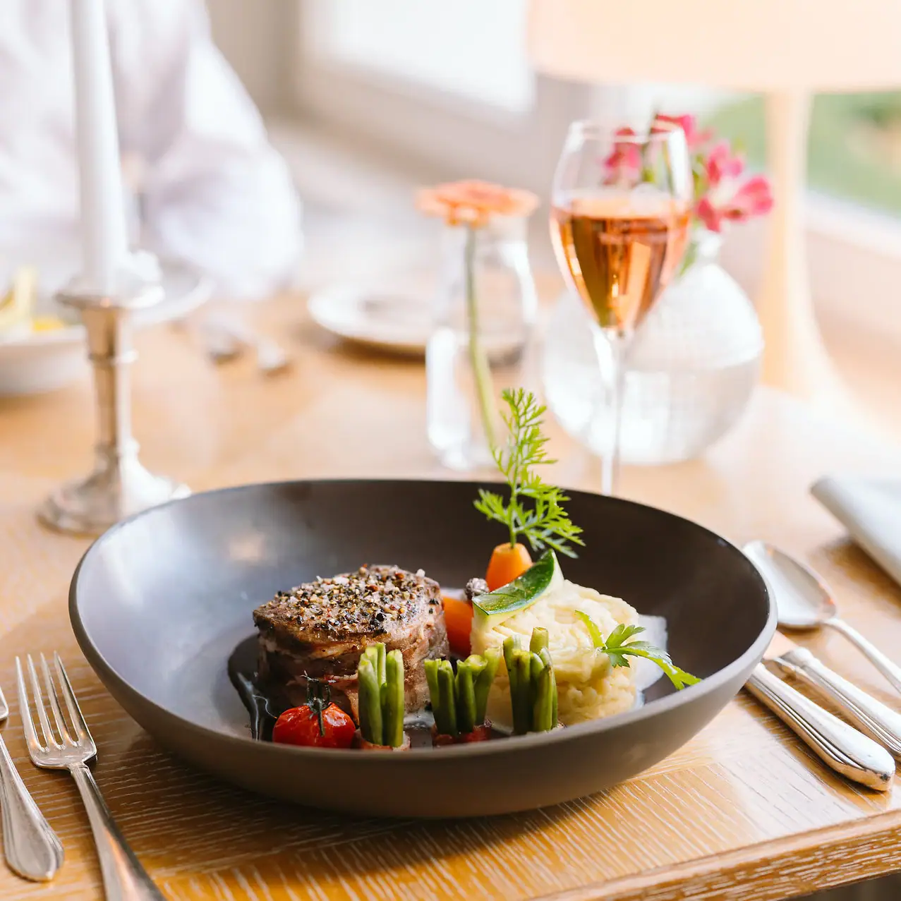 Ein Teller mit Essen auf einem Tisch.