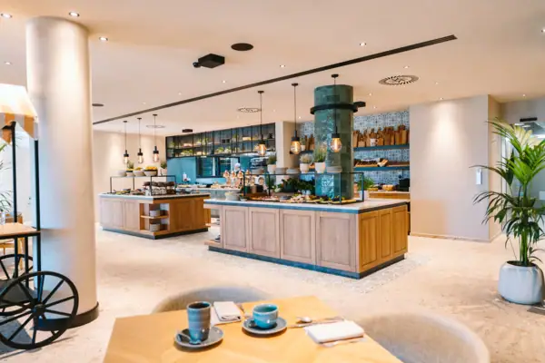 Buffet im A-ROSA Gardasee Ein Restaurant mit Buffet. Es sind verschiedene Stationen zu sehen, die unterschiedliches Essen präsentieren.