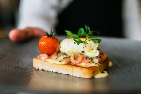 Egg Benedict Nahaufnahme von Egg Benedict mit kulinarischer Präsentation.