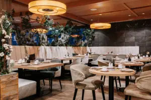 Restaurant Ein Restaurant mit Tischen und Stühlen.