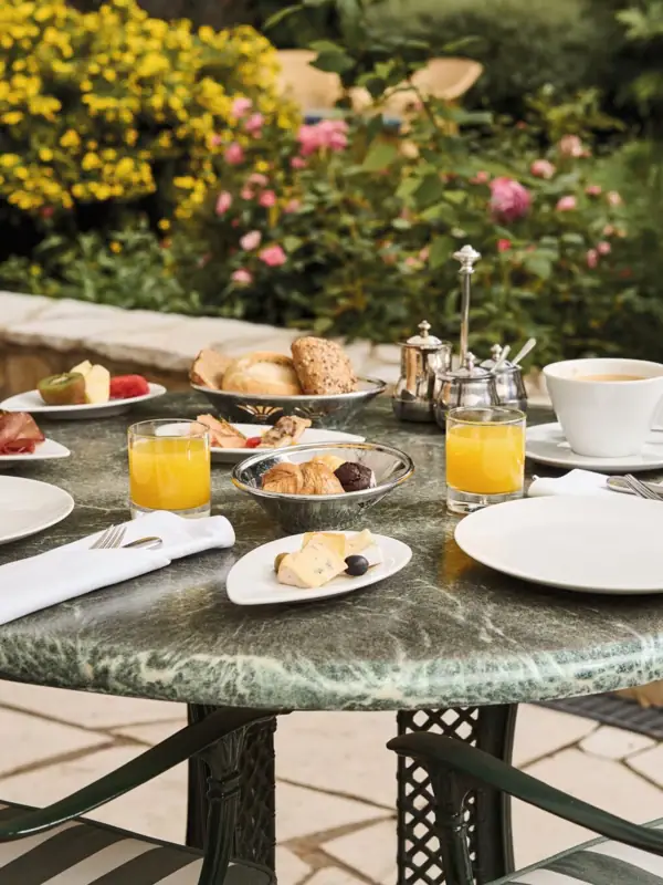 Ein Tisch mit verschiedenen Speisen und Geschirr darauf.