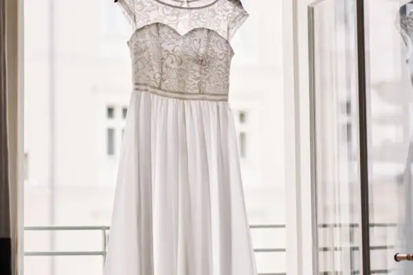 Ein weißes Kleid auf einer Schaukel.