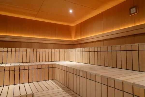 Holzbank im Innenraum einer Sauna.
