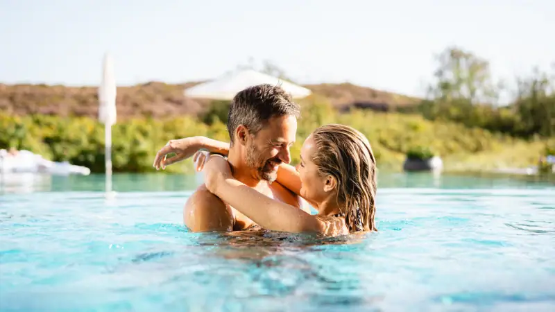 Ein Mann und eine Frau im Pool.