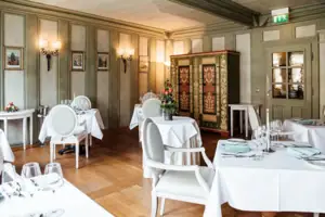 Restaurant Ein Raum mit Tischen und Stühlen.