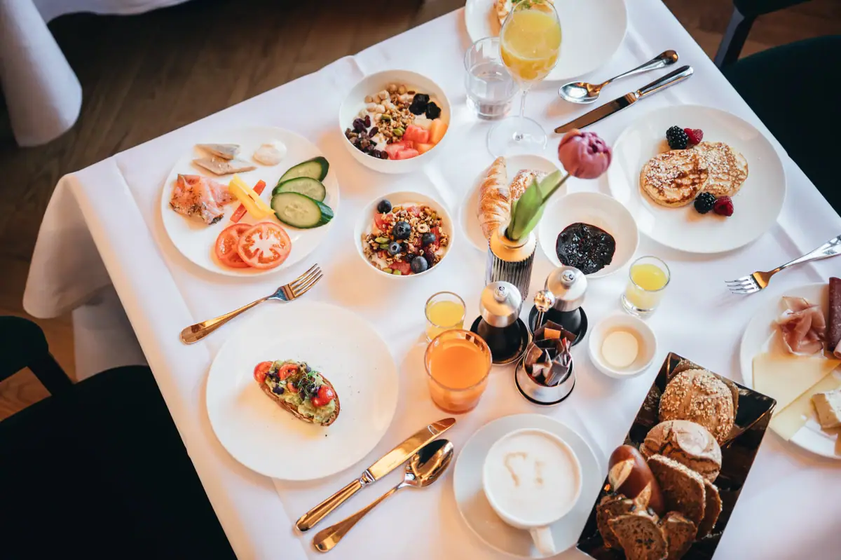 Frühstück im Straubinger Ein Tisch mit Tellern voller Speisen und Getränken.
