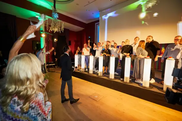 Game Night Eine Gruppe von Personen auf einer Bühne.