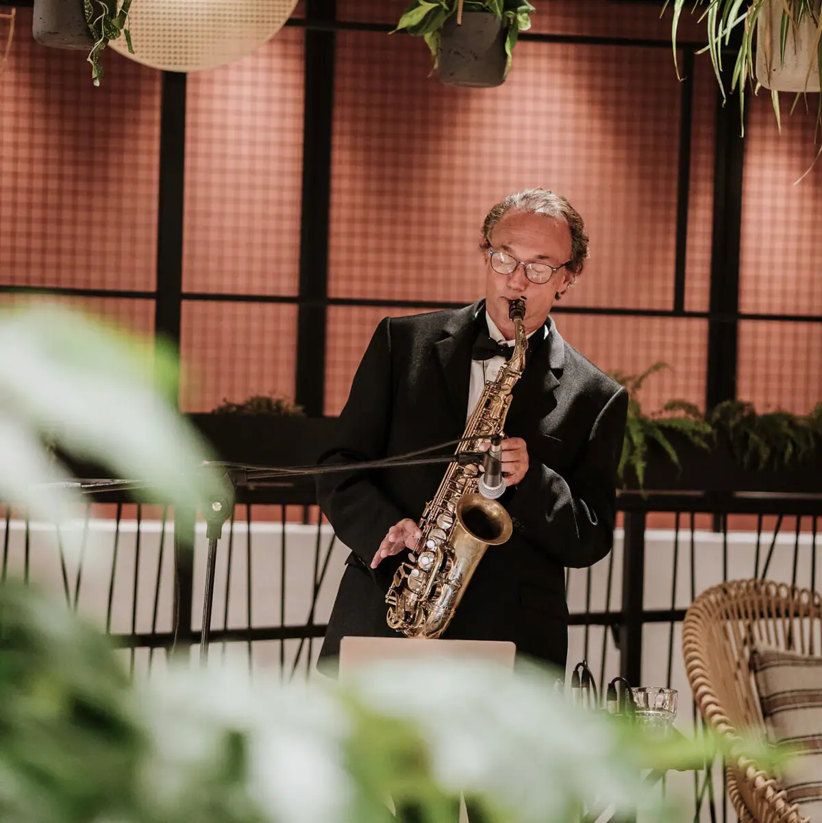 Live-Musik im A-ROSA Gardasee Ein Musiker spielt Saxophon bei einem Live-Auftritt im A-ROSA Gardasee und sorgt für stimmungsvolle Unterhaltung.