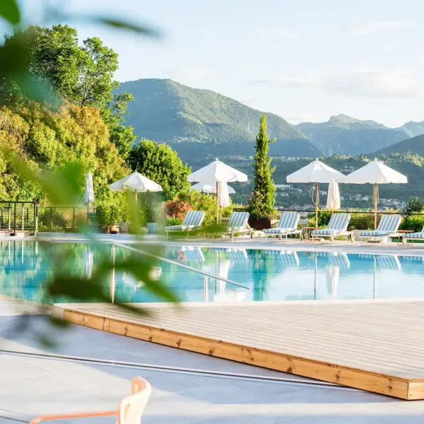 Ein Außenpool mit Liegestühlen und Sonnenschirmen.