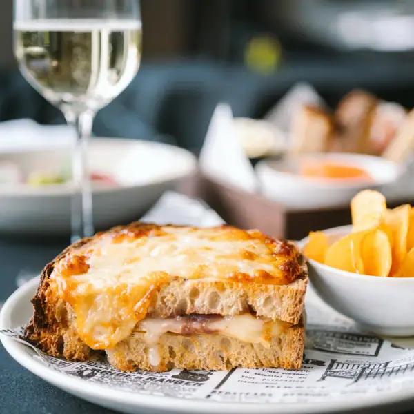 Ein Teller mit Essen und ein Glas Wein.