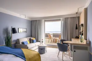 Zimmer Ein Zimmer mit einem Bett und einem Sofa.