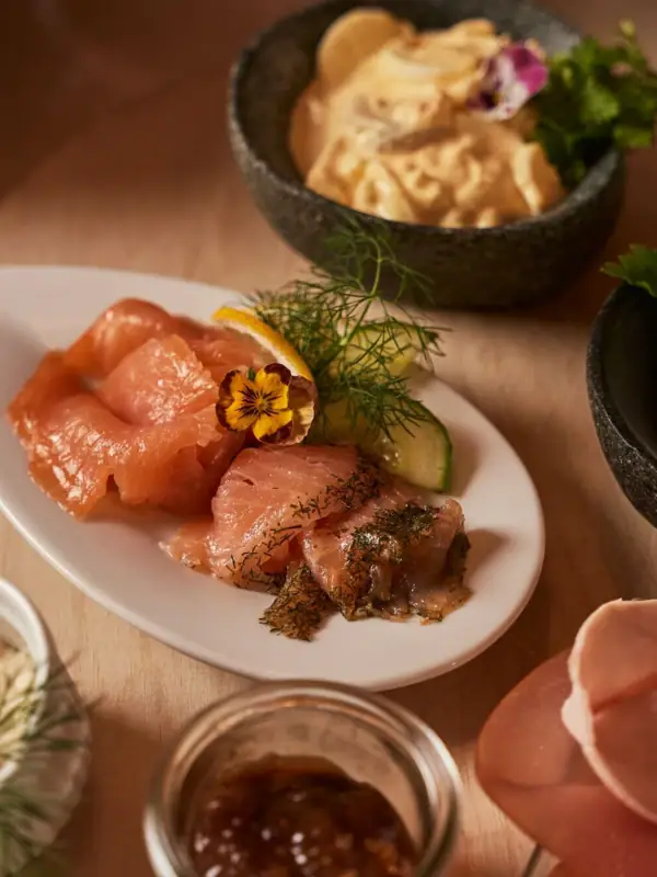Ein Teller mit Essen auf einem Tisch.