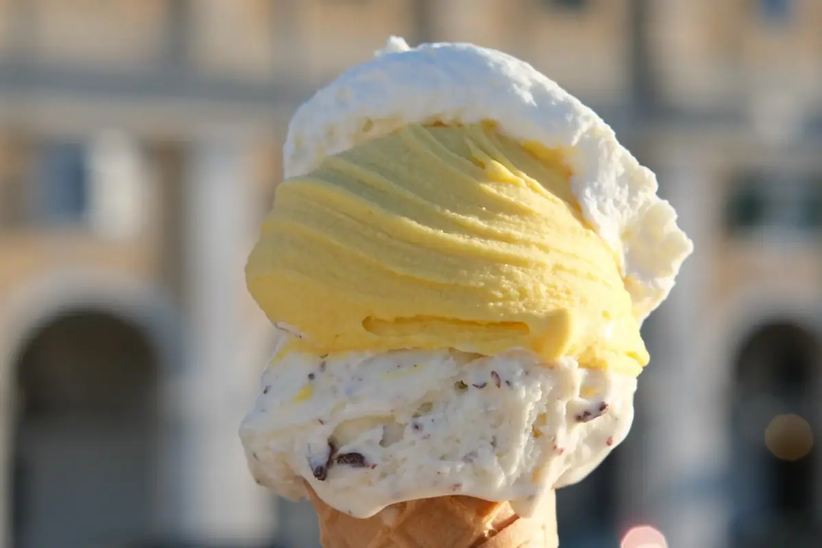 Eis Gardasee Nahaufnahme einer Eistüte mit cremigem Eis