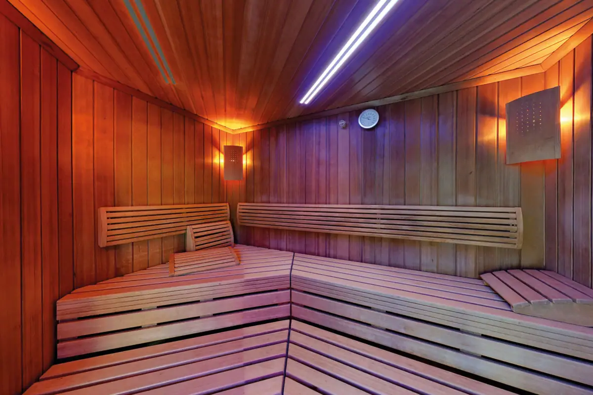 Holzsauna mit blauem und violettem Licht