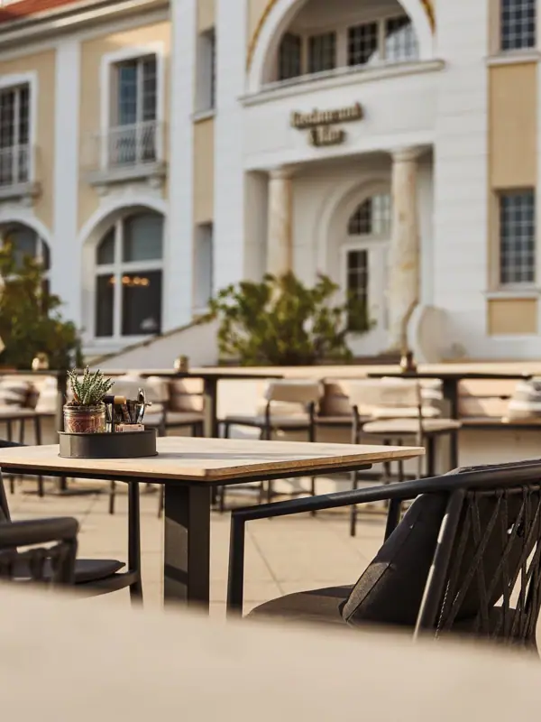 Ein Tisch und Stühle vor einem Gebäude im Freien.