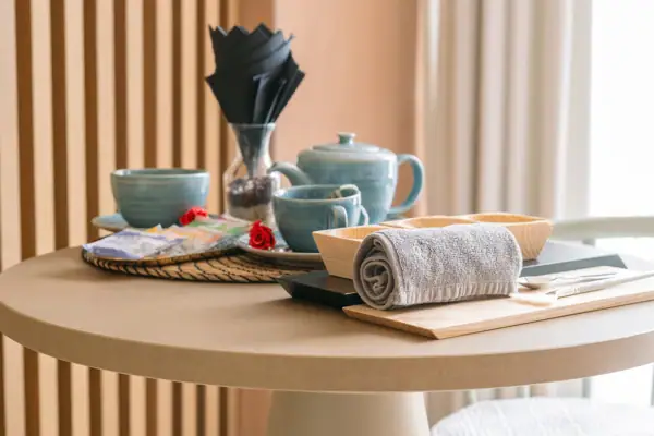 Ein Tisch mit einem Tablett voller Teetassen und Servietten.