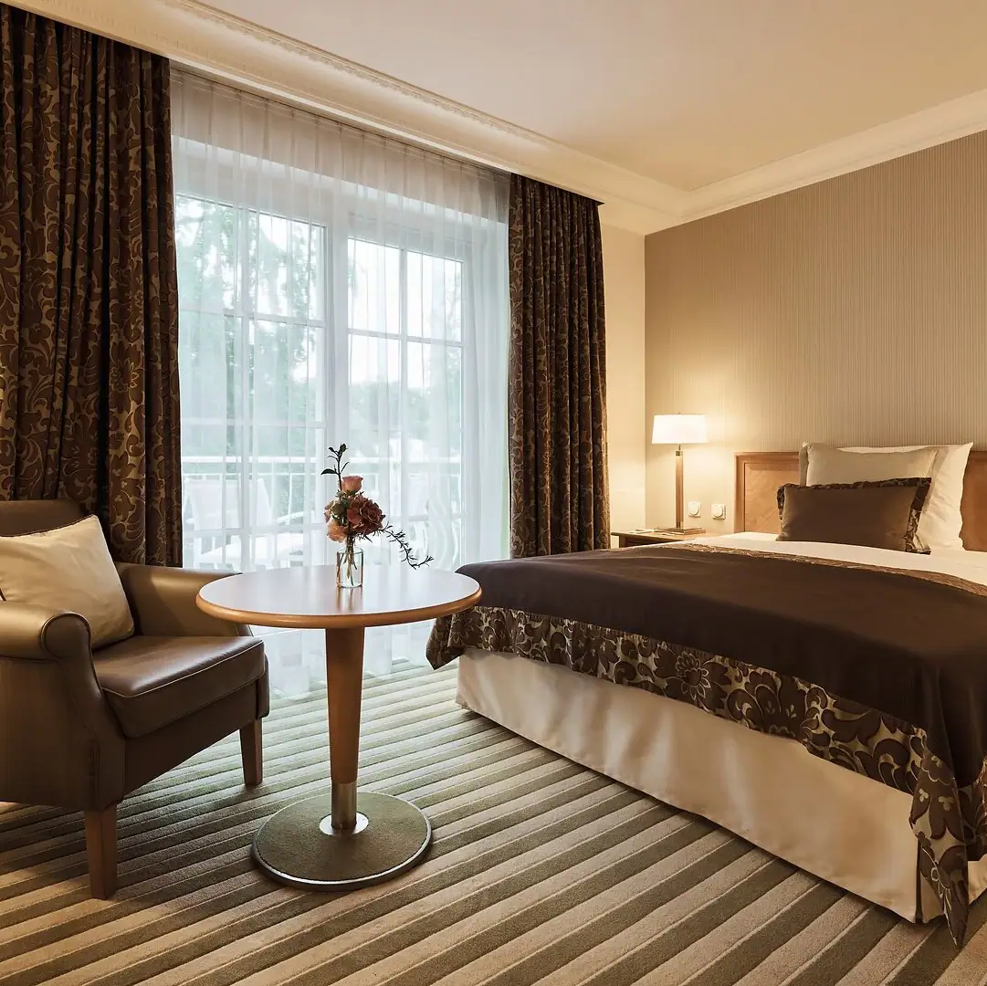 Ein Zimmer mit einem Bett und einem Stuhl.