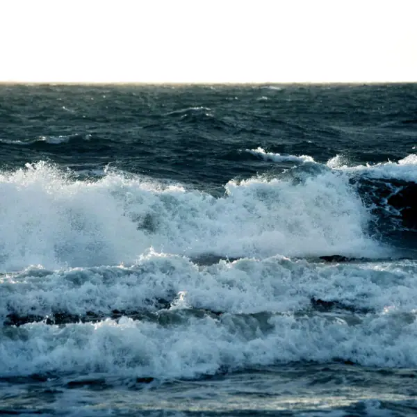 Wellen brechen im Ozean.