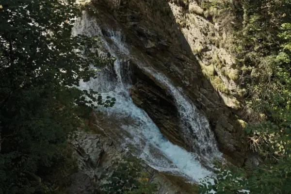Wasserfall Wasserfall an einer Klippe