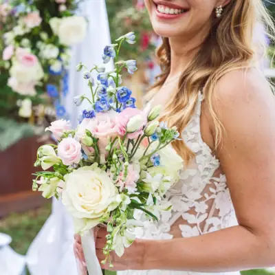 Eine Frau hält einen Blumenstrauß.