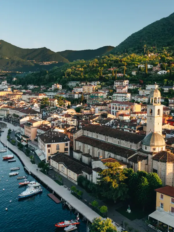 Salò am Gardasee Stadt am Wasser mit Gebäuden und Bergen im Hintergrund.