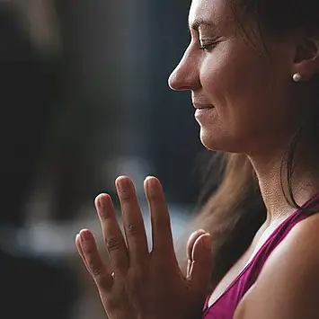 Yoga Lehrerin meditiert
