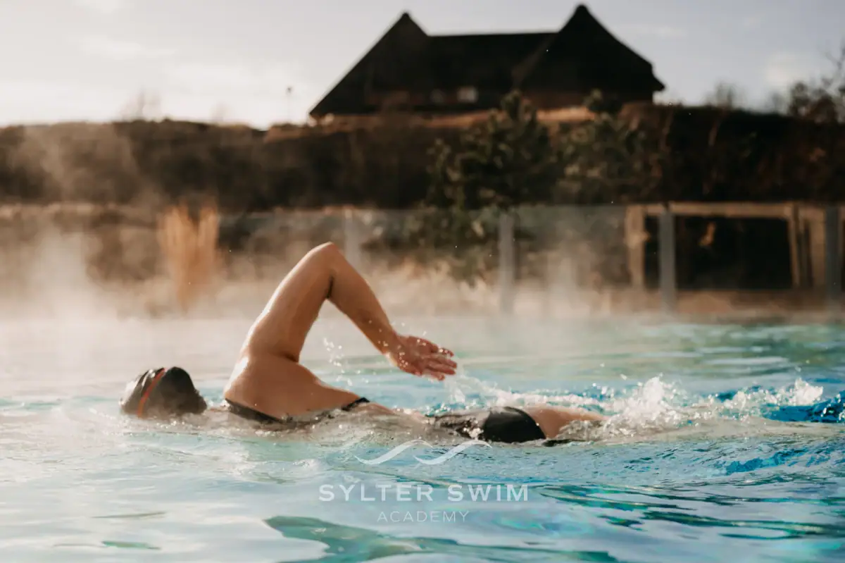 Eine Frau schwimmt in einem Pool.