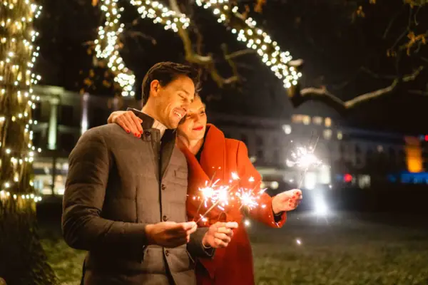 Wunderkerzen Ein Mann und eine Frau halten Wunderkerzen.