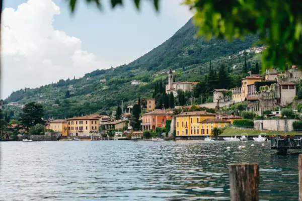 Gewässer mit Gebäuden und Bäumen im Hintergrund.