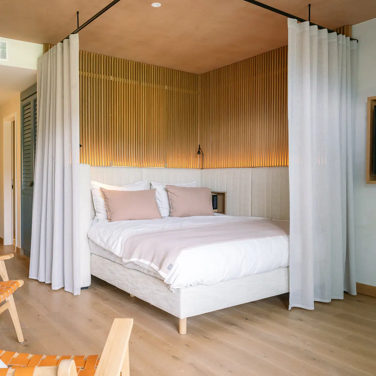 Ein Bett mit Vorhängen.