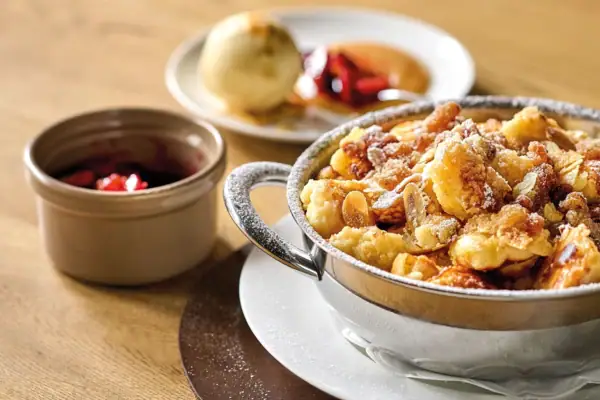 Kaiserschmarrn Eine Schüssel mit Essen auf einem Teller.