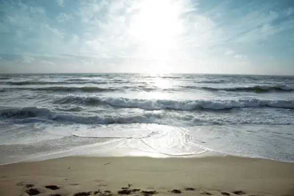 Wellen, die an einem Strand brechen.