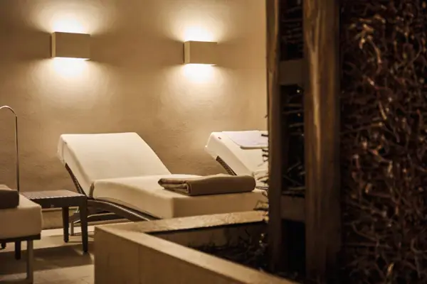 Liegen Ein Lounge-Sessel in einem Raum mit stilvollem Interieur.